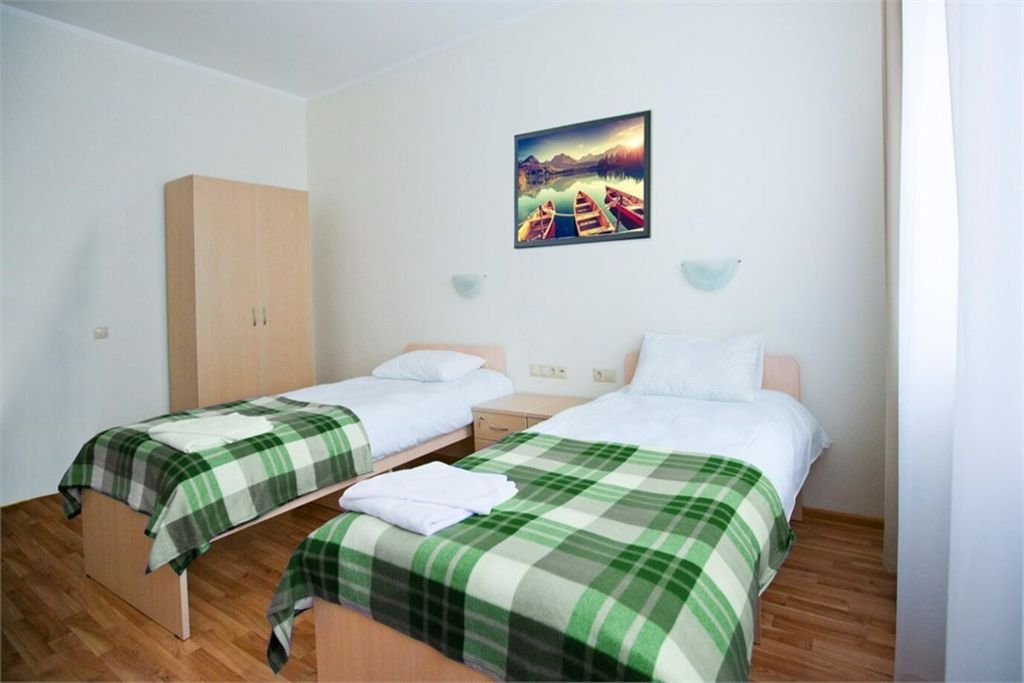 Двухместный номер с 2 отдельными кроватями в блоке с общим санузлом небольшой