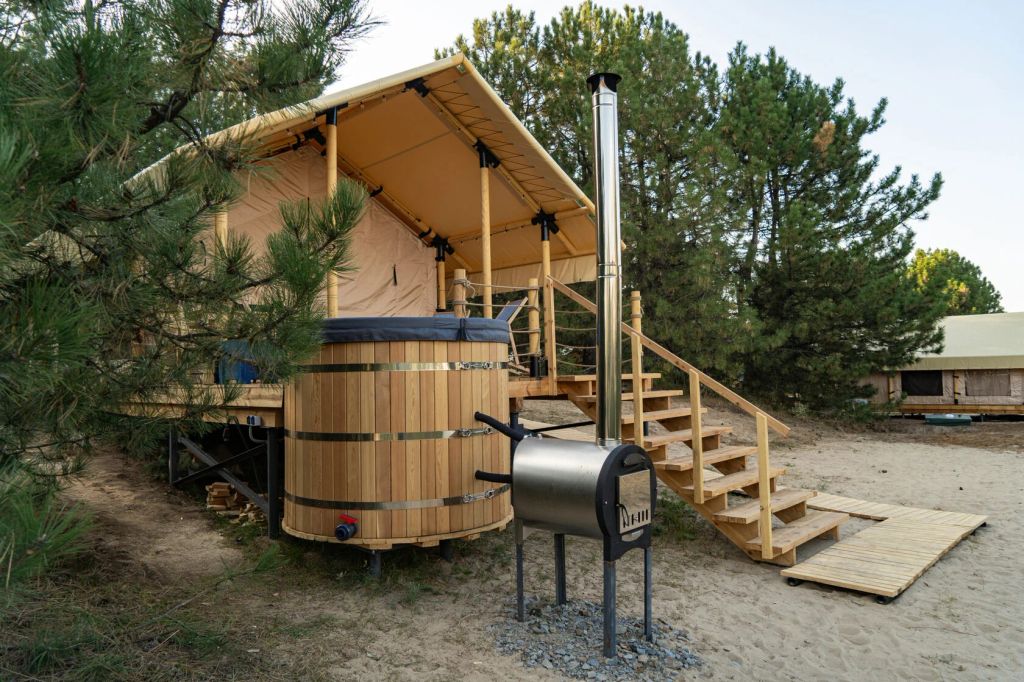 Сафари-тент тент-хаус с купелью у реки