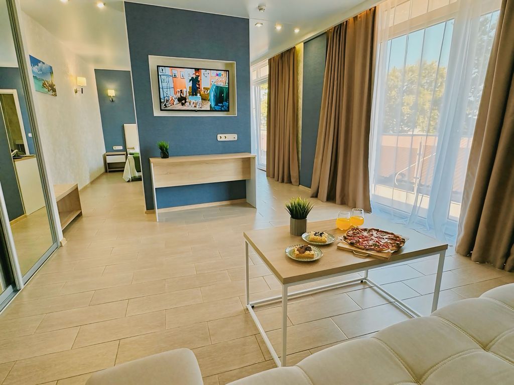 Четырёхместный номер улучшенный с балконом