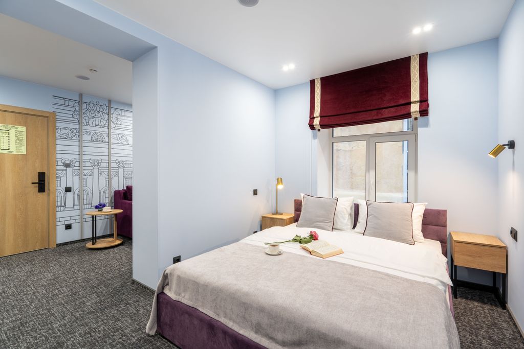 Семейный номер улучшенный с большой кроватью театральный