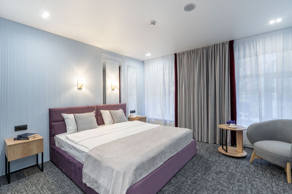 Двухместный номер с 1 кроватью улучшенный с большой кроватью алые паруса