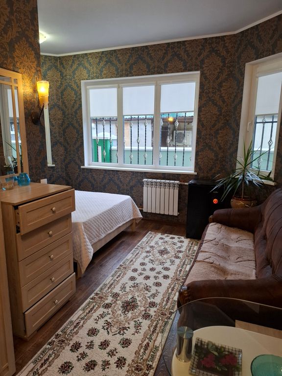 Двухместный номер с 1 кроватью стандарт с общей кроватью и диваном