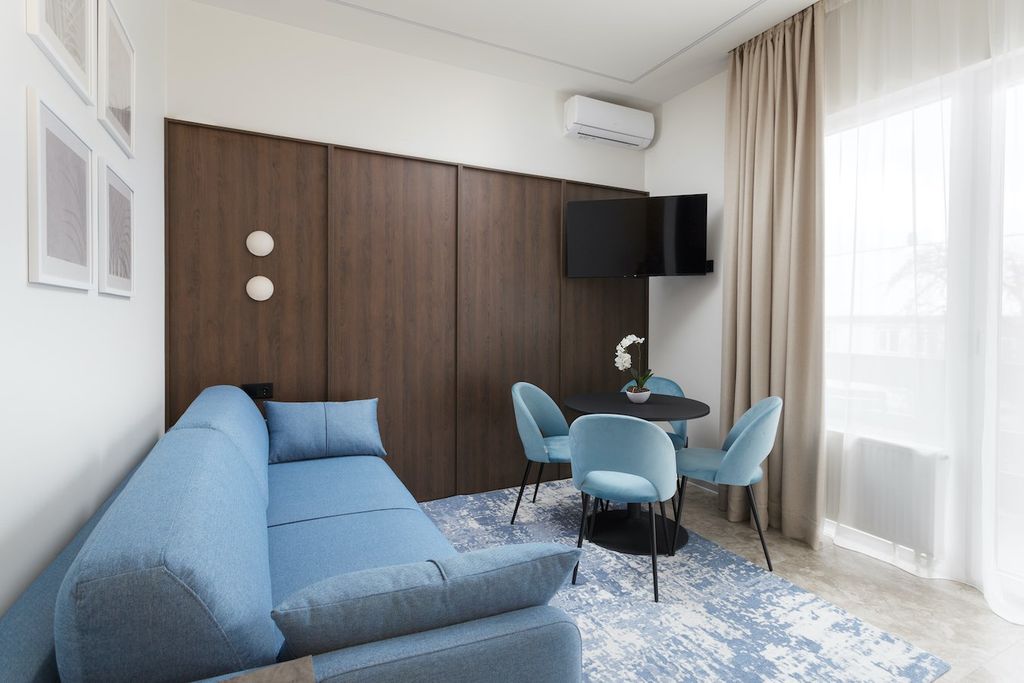 Апартаменты двухкомнатные с балконом