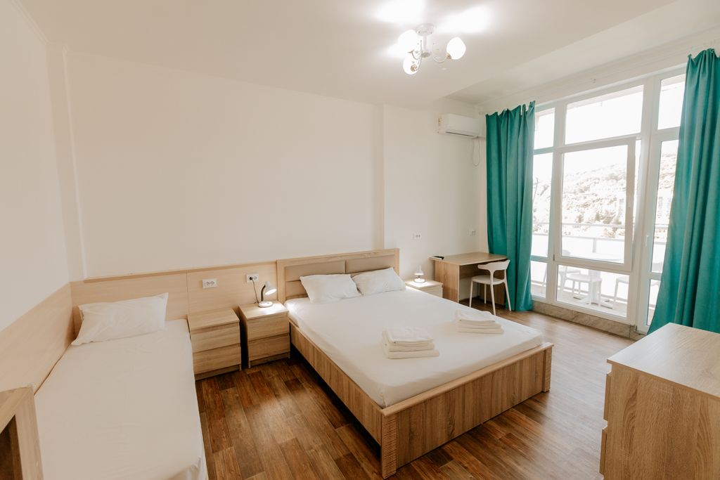 Трёхместный номер Трехместный комфорт с балконом