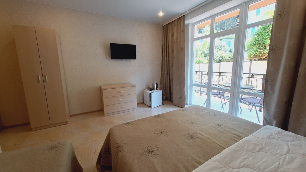 Трёхместный номер 2 с балконом и видом на сочинский национальный парк