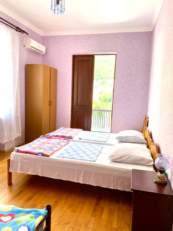 Трёхместный номер эконом с видом на горы