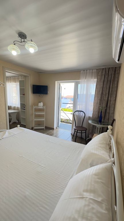 Трёхместный номер люкс с видом на море