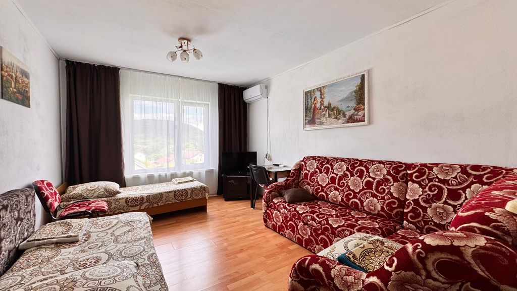 Трёхместный номер эконом с видом на горы