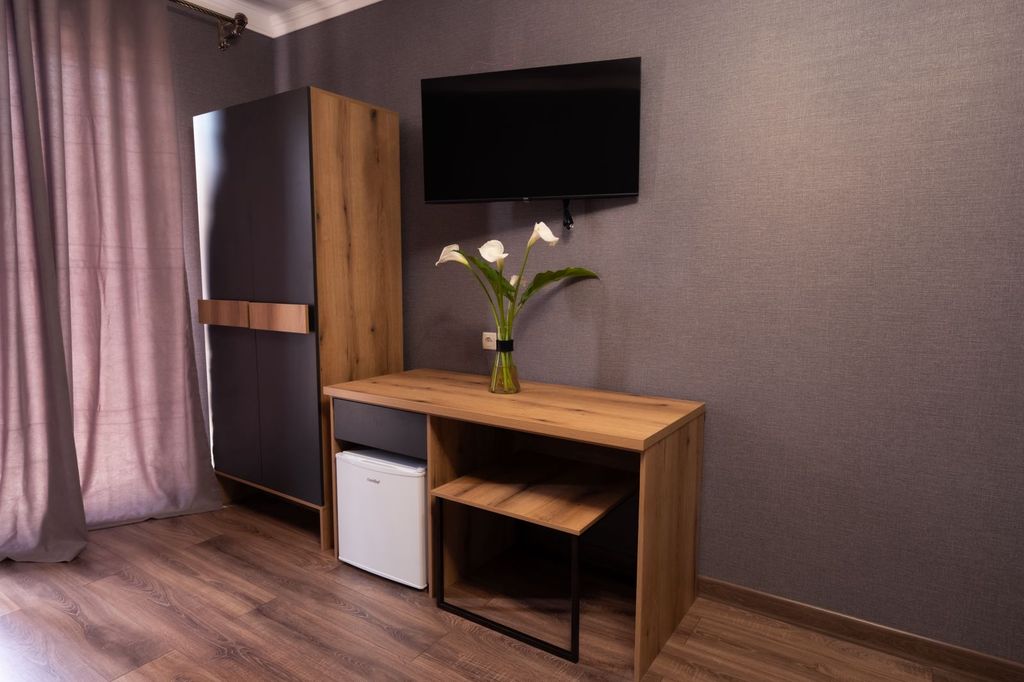 Трёхместный номер улучшенный с видом на город