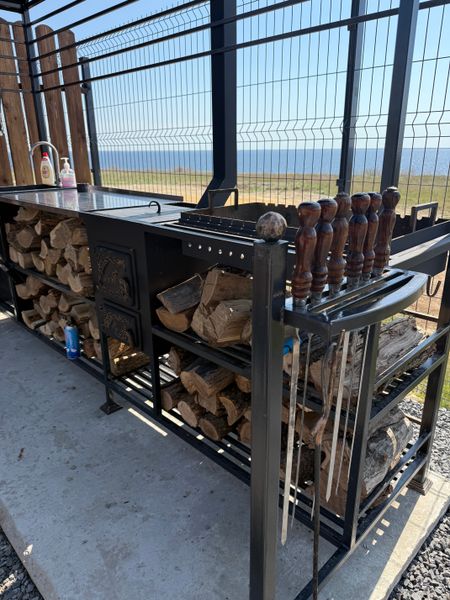 Мангальная зона с шампурами (решетки нет ) 