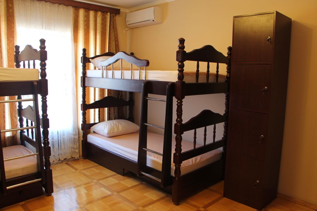 Многоместный смешанный номер 6-местный мужской с двухъярусными кроватями