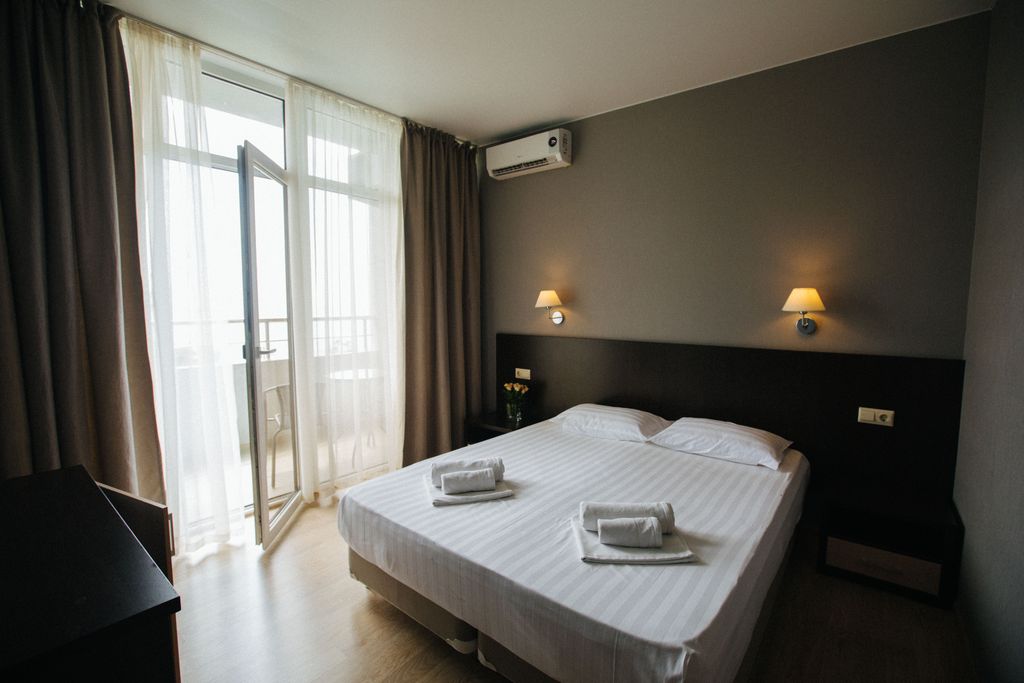 Двухместный номер с 1 кроватью с балконом и боковым видом на море