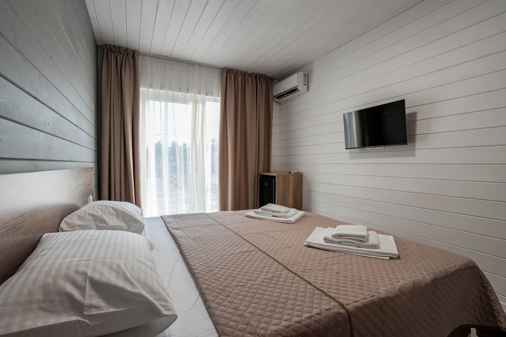 Двухместный номер с 1 кроватью стандартный с выходом на бассейн