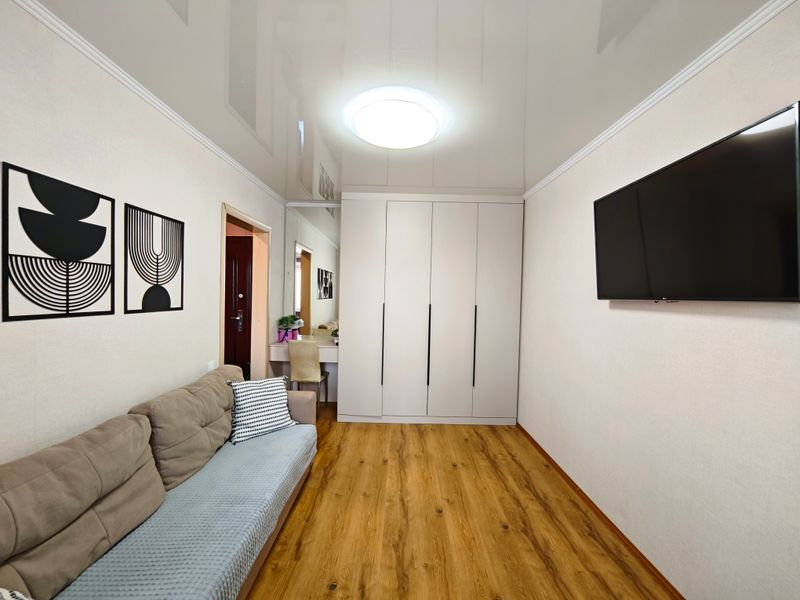 Спальня с диваном и ТВ