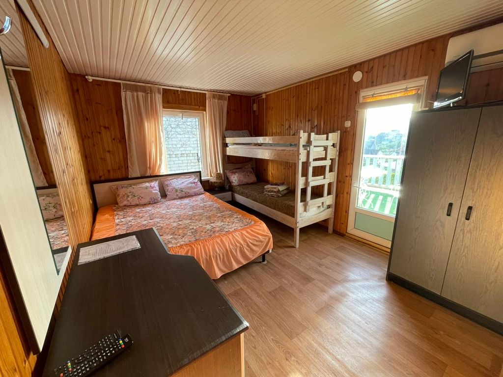 Четырёхместный номер стандарт с балконом и видом на море