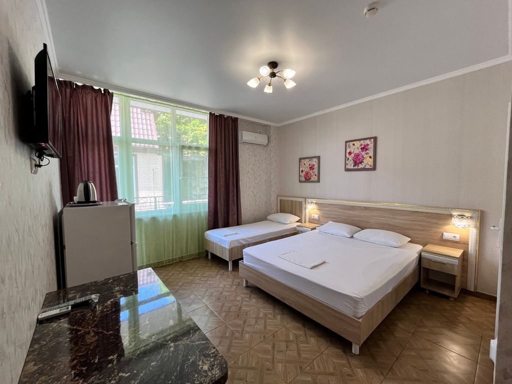 Трёхместный номер с балконом