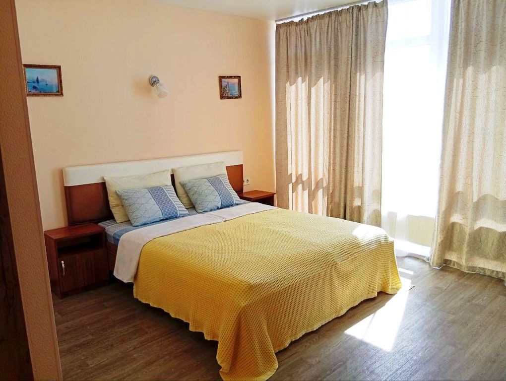 Двухместный номер с 1 кроватью стандарт с двуспальной кроватью