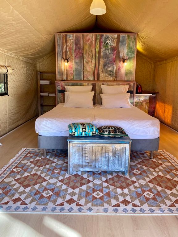 Сафари-тент Лодж на холме с видом на озеро