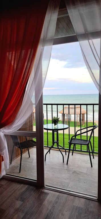 Эко-дом с балконом на берегу моря