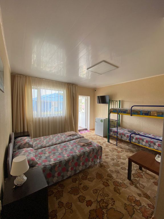 Четырёхместный номер стандарт с видом на горы