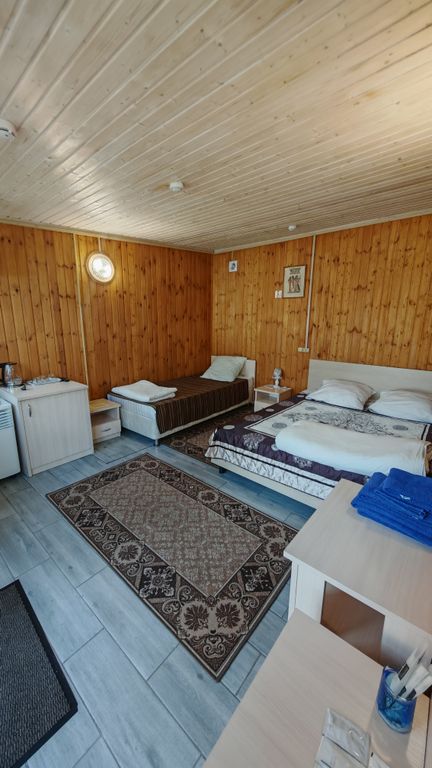 Трёхместный номер эконом-класса общая ванная комната