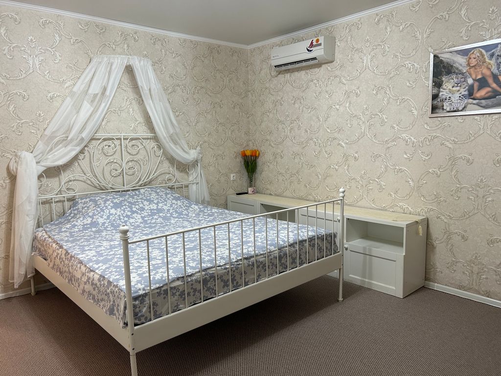 Трёхместный Трёхместные аппараты с собственным гаражом и красивым большим садом, лужайкой и беседкой