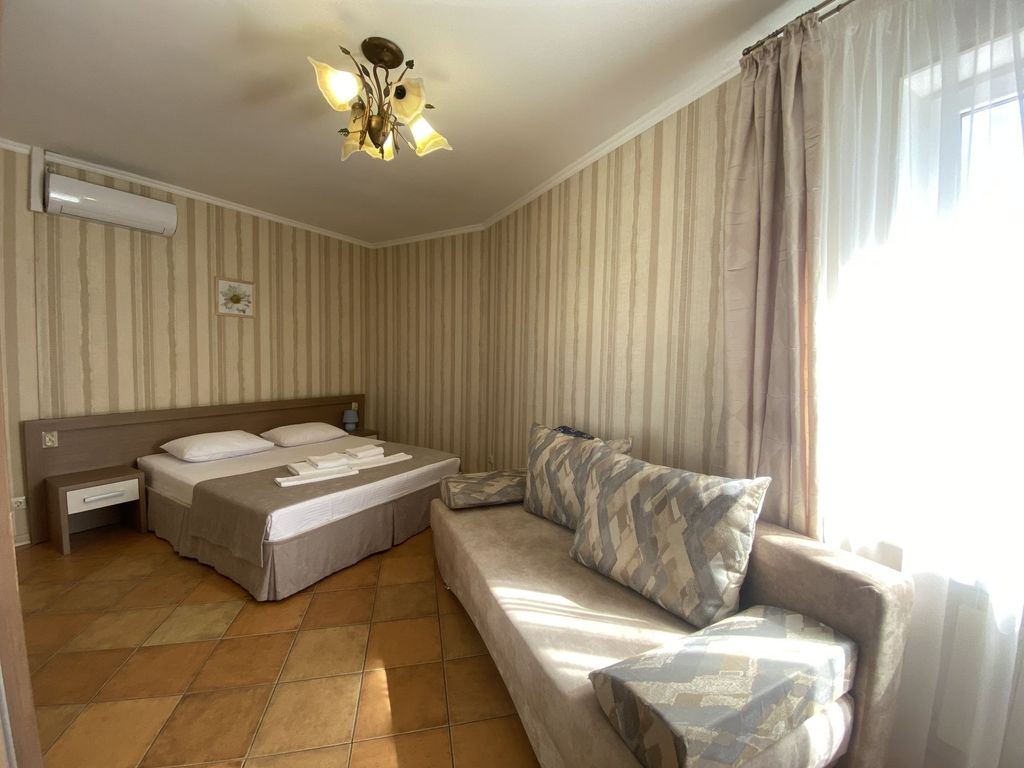 Трёхместный номер с балконом