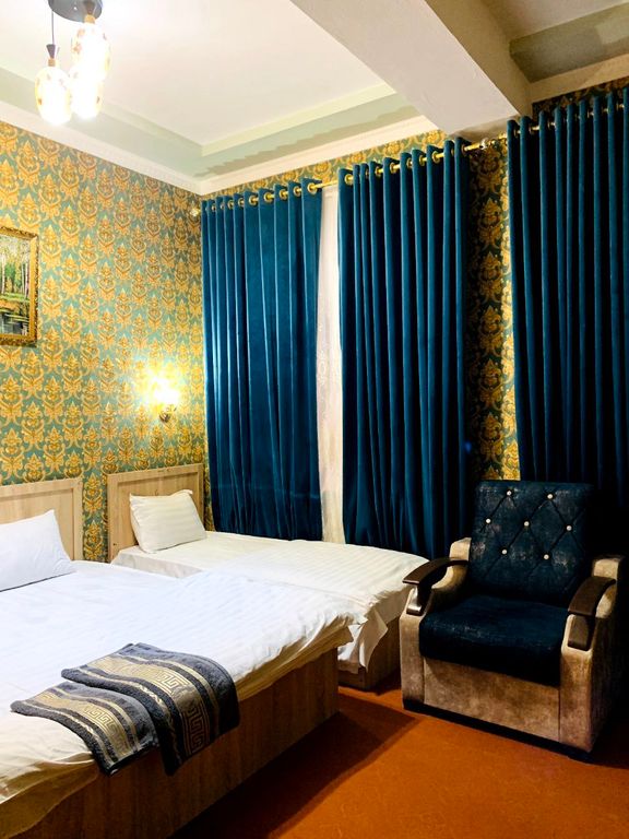 Трёхместный номер эконом с видом на горы