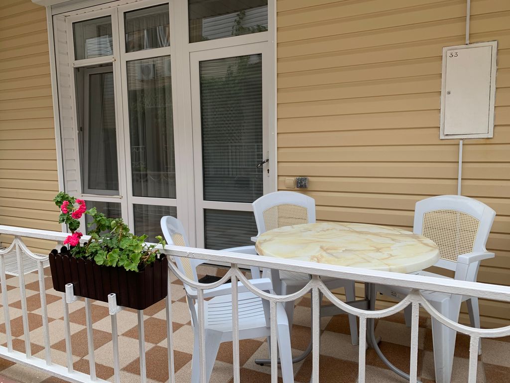 Трёхместный номер стандарт с выходом во внутренний дворик