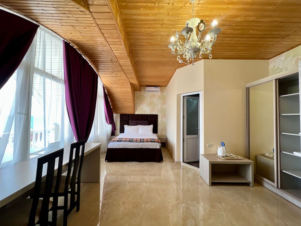 Четырёхместный номер комфорт с балконом боковой вид на море