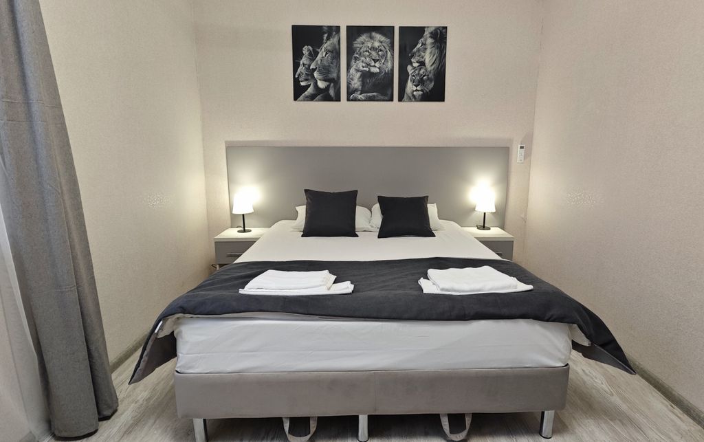 Комната с душевой кабиной и кондиционером