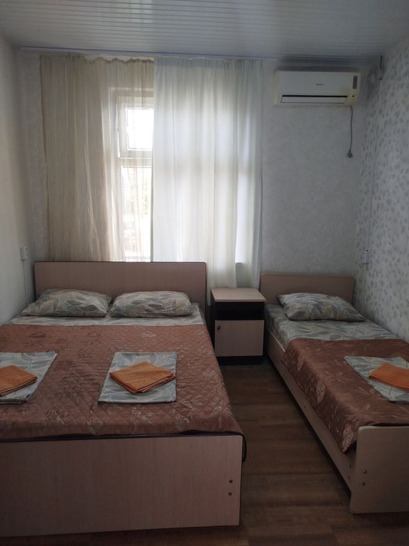 Трёхместный номер эконом (душ и туалет в блоке, на 2 комнаты)