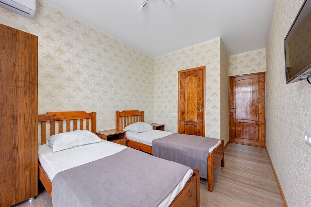 Двухместный номер с 2 отдельными кроватями с видом во двор и на бассейн