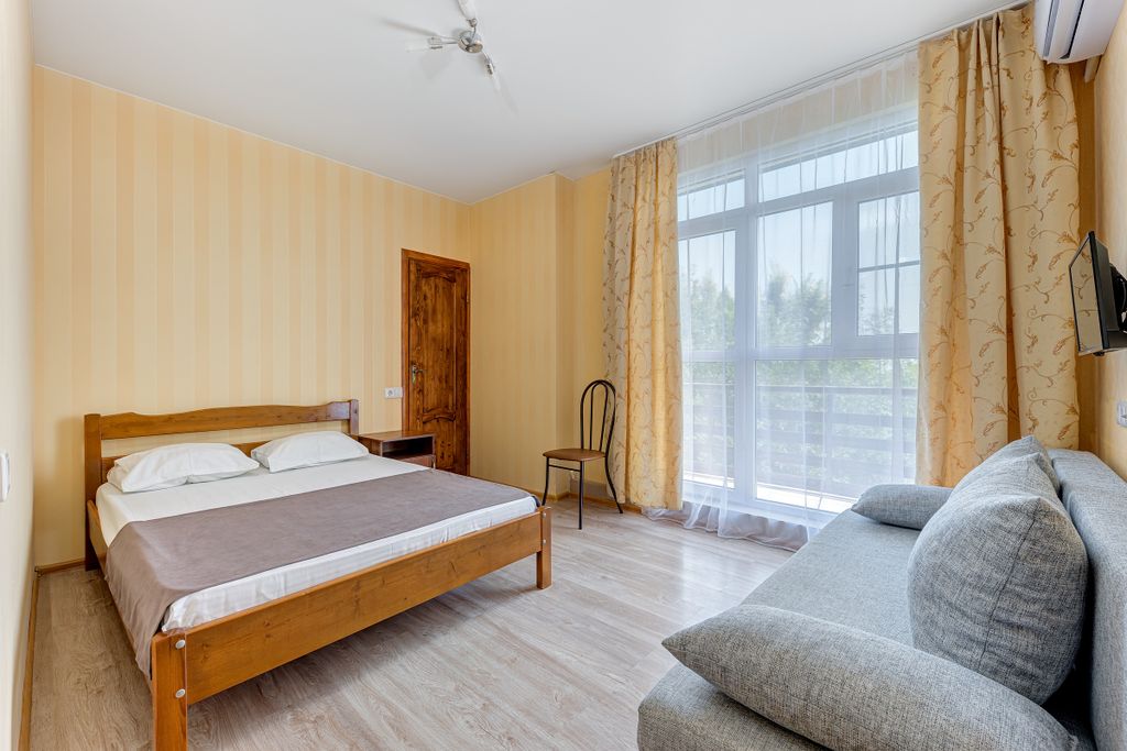 Трёхместный номер трехместный с балконом однокомнатный или комната  с удобствами и балконом для трех человек