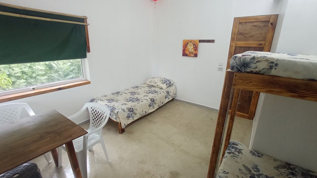 Трёхместный номер эконом с балконом