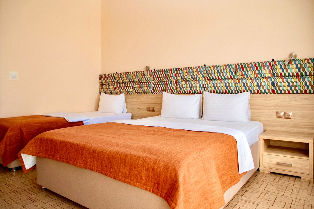 Трёхместный номер Супериор с просторным балконом и видом на море