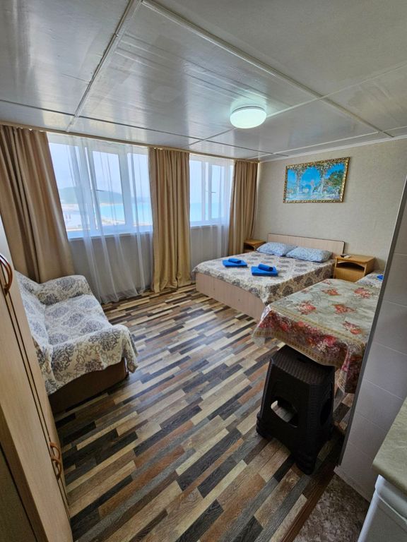 Семейный номер 4-местная студия с окнами на море