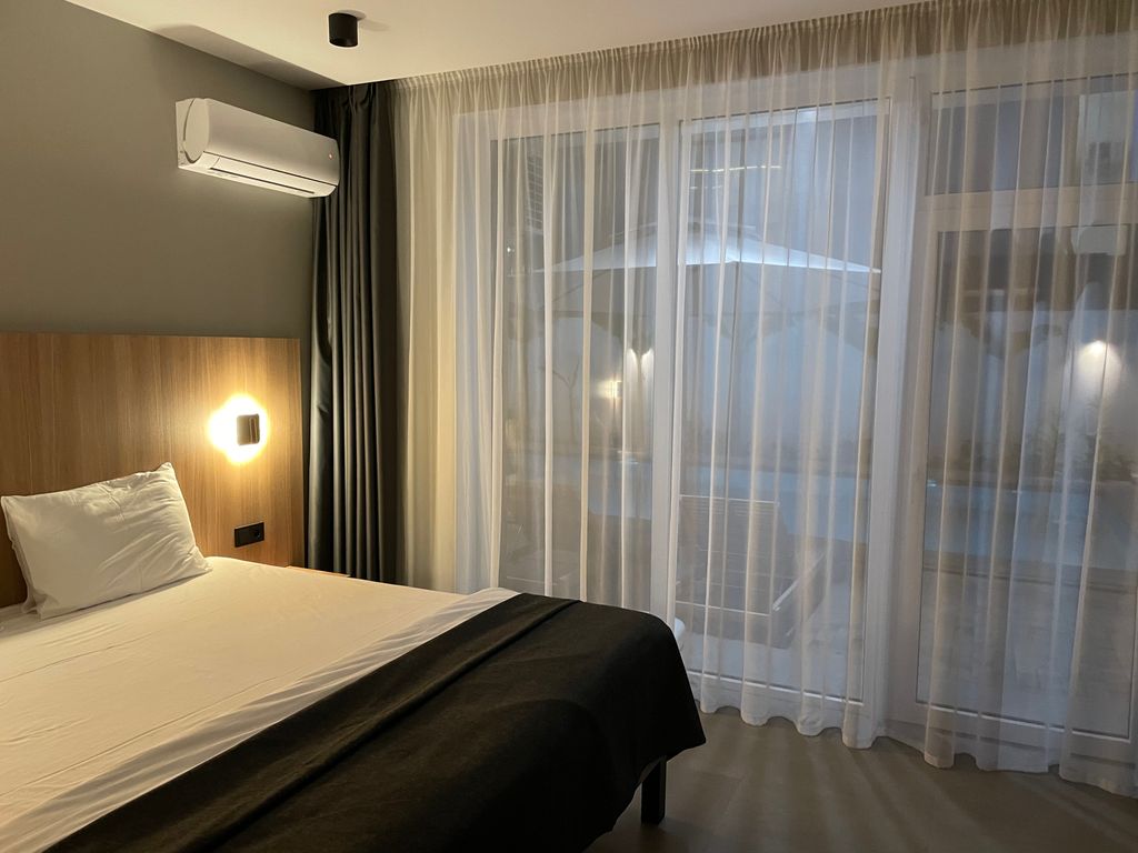 Двухместный номер с 1 кроватью стандарт с выходом к бассейну