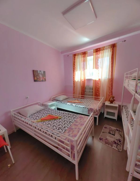 Четырёхместный номер с общей ванной комнатой (11)