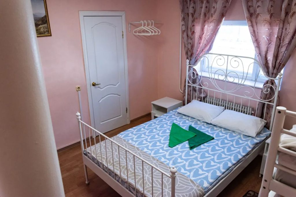 Четырёхместный номер с собственной ванной комнатой вне номера (4)