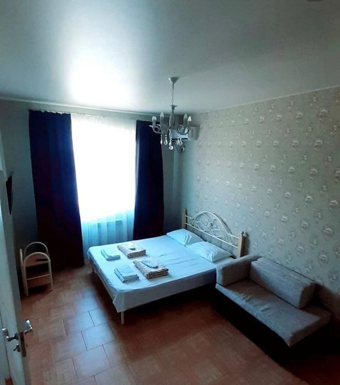 Трёхместный номер с двуспальной кроватью и одноместным диваном