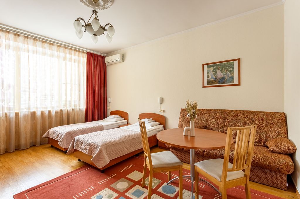 Двухместный номер с 2 отдельными кроватями и общим санузлом