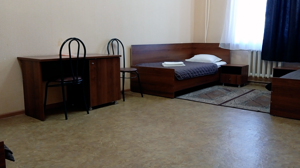 Трёхместный номер эконом с частичными удобствами