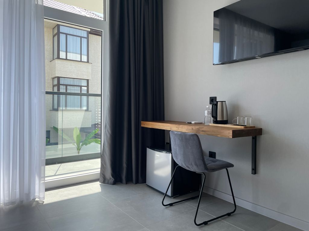 Двухместный номер с 1 кроватью стандарт с балконом и видом на бассейн