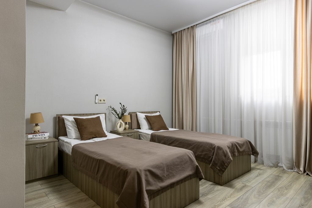 Двухместный номер с 2 отдельными кроватями либо с 1 двуспальной кроватью улучшенный