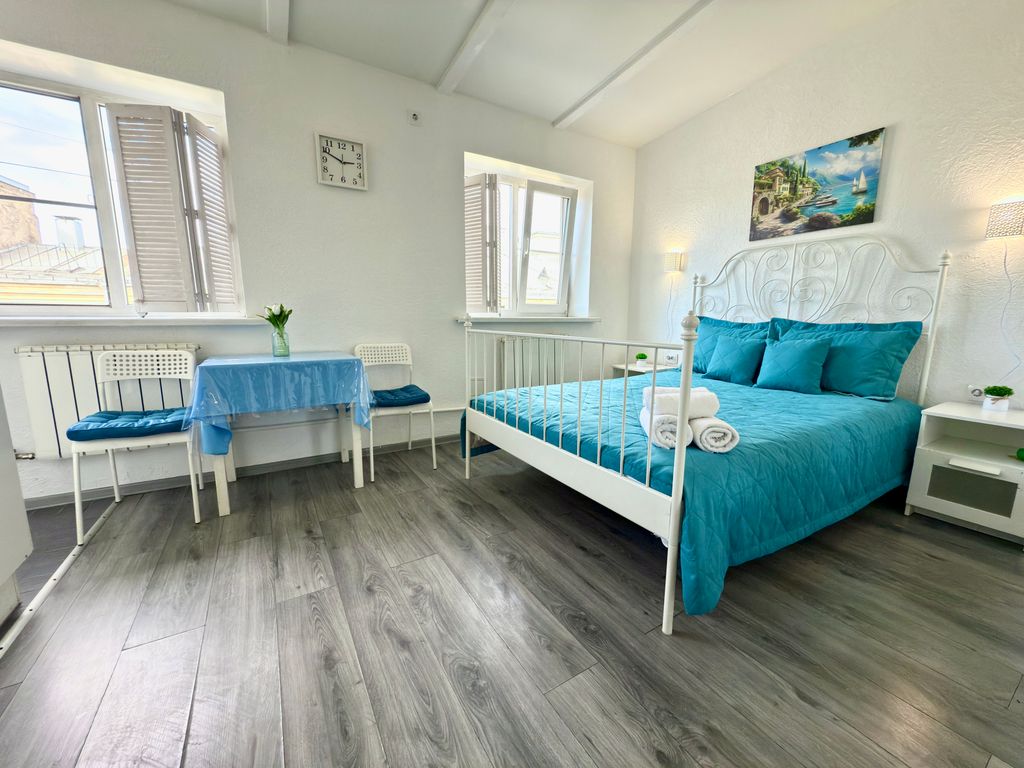 Апартаменты Улучшенная мансардная студия с двуспальной кроватью с новым ремонтом