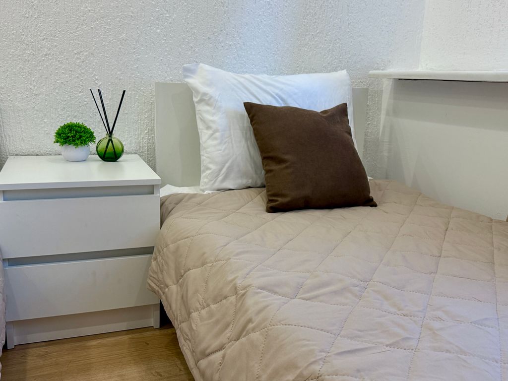 Апартаменты улучшенная студия с новым ремонтом с двумя раздельными кроватями