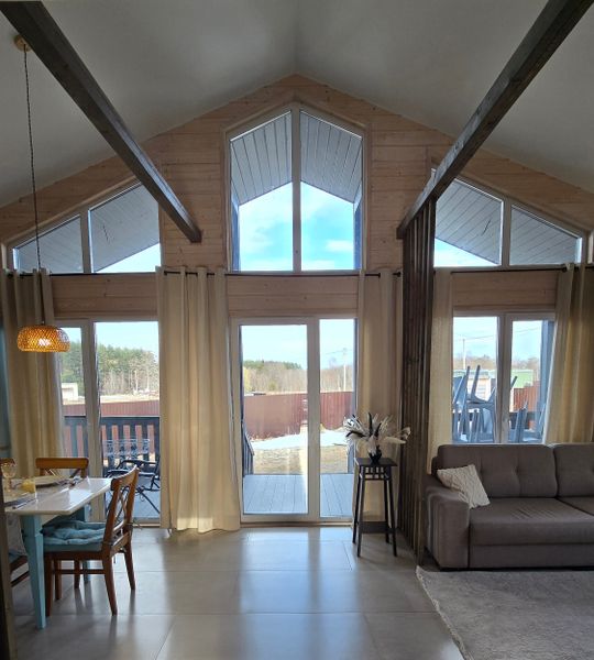 Дом стоит идеально по сторонам света. Светлый зал расположен на восток. Утром вас встретит солнце и согреет своими лучами, а вечером вам будет комфортно ужинать, т.к. тяжелое вечернее солнце не будет светить в окна, но зато в это время солнце продолжит со