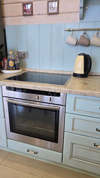 У нас есть полноценный духовой шкаф, который позволяет не ограничиваться в фантазии что приготовить. А в шкафу есть даже блендер.