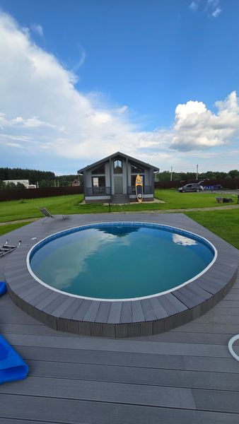 Бассейн 1,5 м глубиной, 5 метров в диаметре. Настроены автоматическая регулярная фильтрация и очистка, а так же отслеживается уровень ph. 